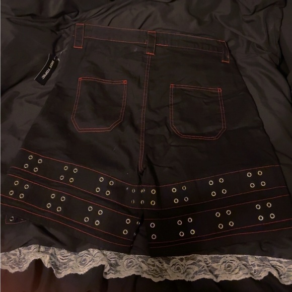 Hot Topic Black High Rise Jeans with Red Stitching New With Tags Size 9 - Picture 2 of 2